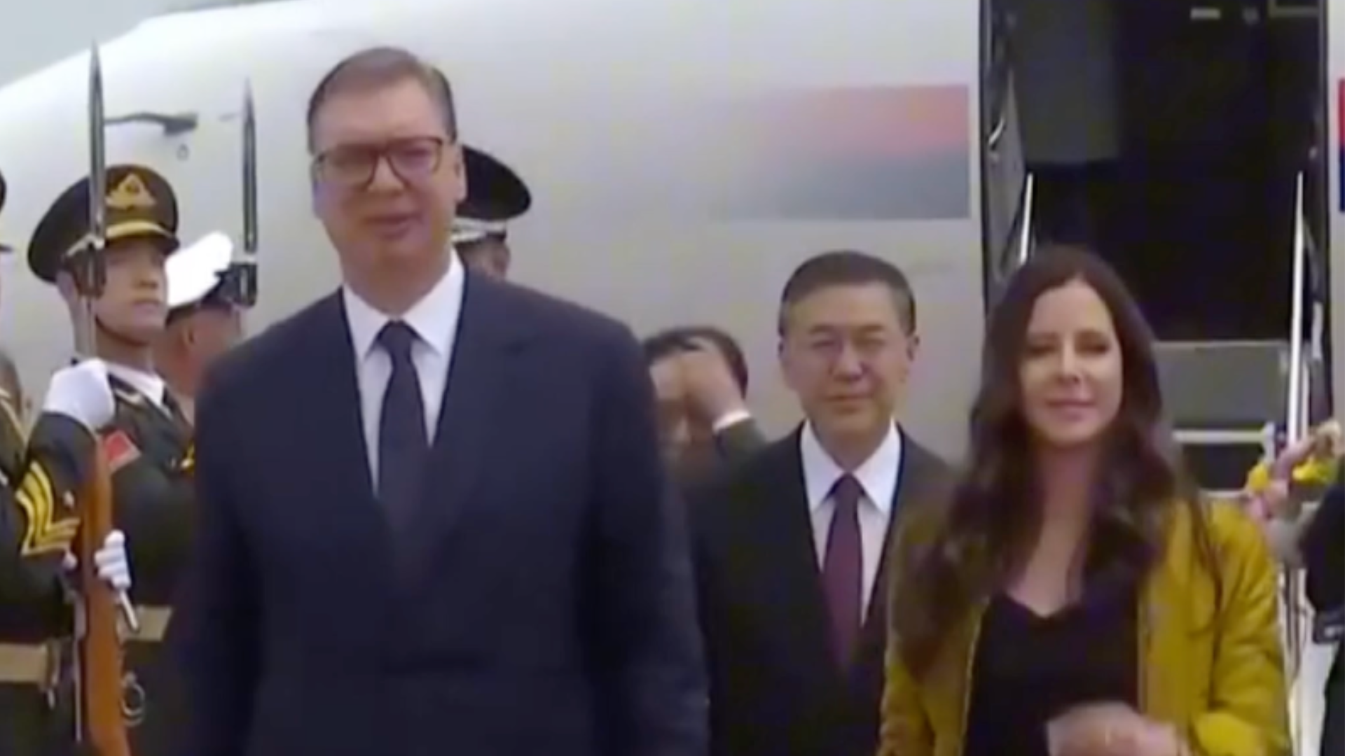 直击现场！塞尔维亚总统武契奇抵达北京，对中国进行首次国事访问