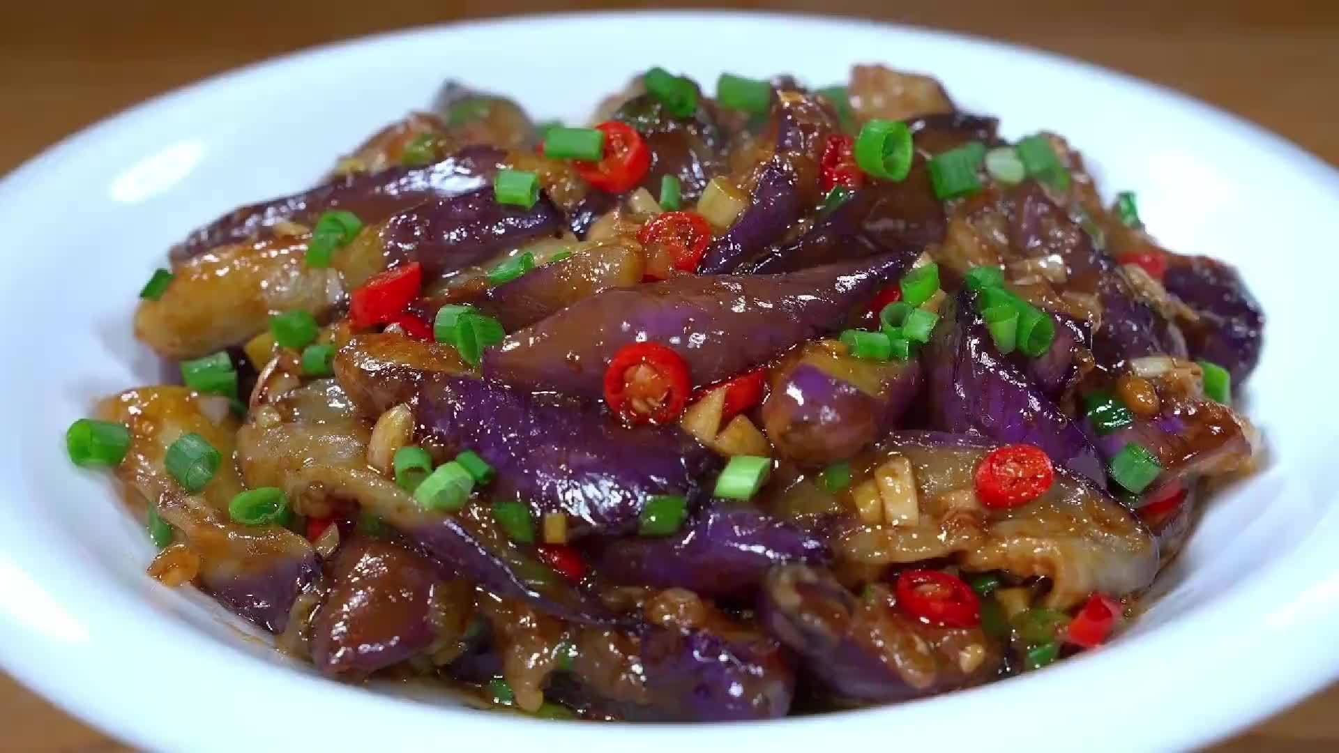 茄子直接用油炒就错了，大厨教你一招，软烂入味，咸香下饭