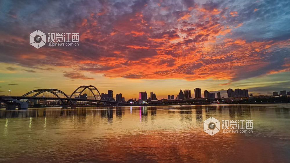 近日傍晚，江西省吉安市庐陵大地上演了一场视觉盛宴，晚霞烧遍西边天际，天空被绚烂晚霞染红，云朵被镀上了一层梦幻的光辉，橙色晕染出一片温柔的渐变，十分璀璨夺目，美不胜收。