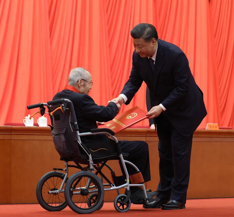 △2021年11月3日，2020年度国家科学技术奖励大会，习近平总书记向获得2020年度国家最高科学技术奖的中国航空工业集团有限公司顾诵芬院士颁奖。