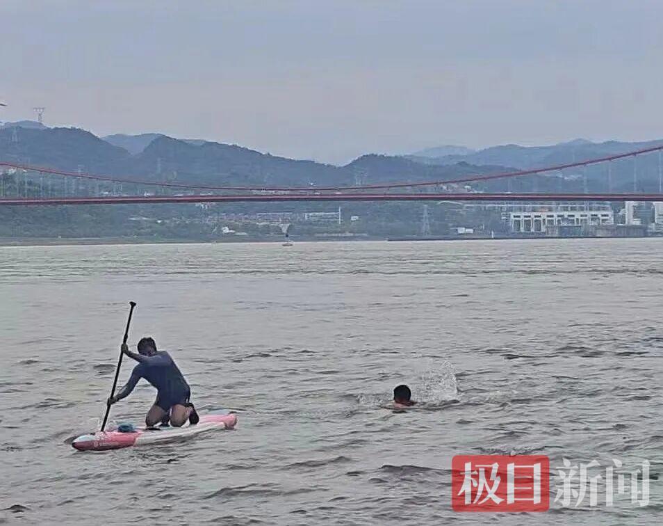 游泳爱好者激流遇险“蛟龙”队员操控桨板救援(图1)