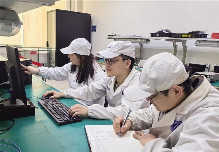 成明宇（中）与团队成员进行数据较准