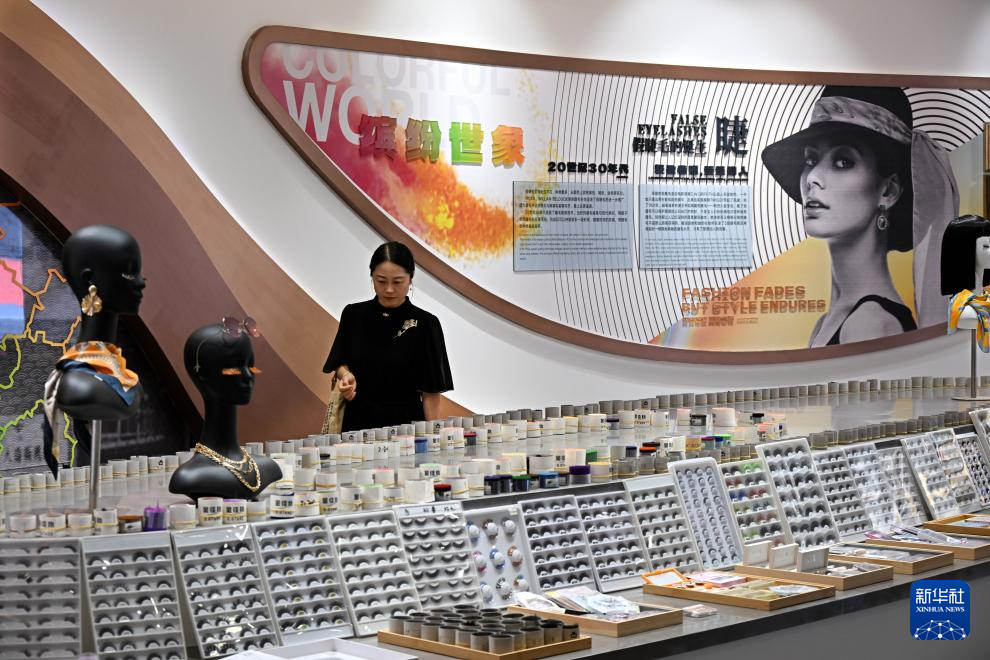 一名女士在平度市美妆在线经济产业园展厅内参观。图源:新华社