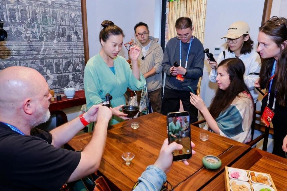 外媒记者观看点茶技艺