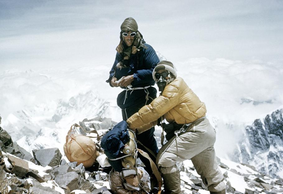 艾德蒙・希拉里爵士（Sir Edmund Hillary）与丹增・诺吉（Tenzing Norgay）成功登顶珠峰，1953年5月。&copy; Alfred Gregory/Royal Geographic Society