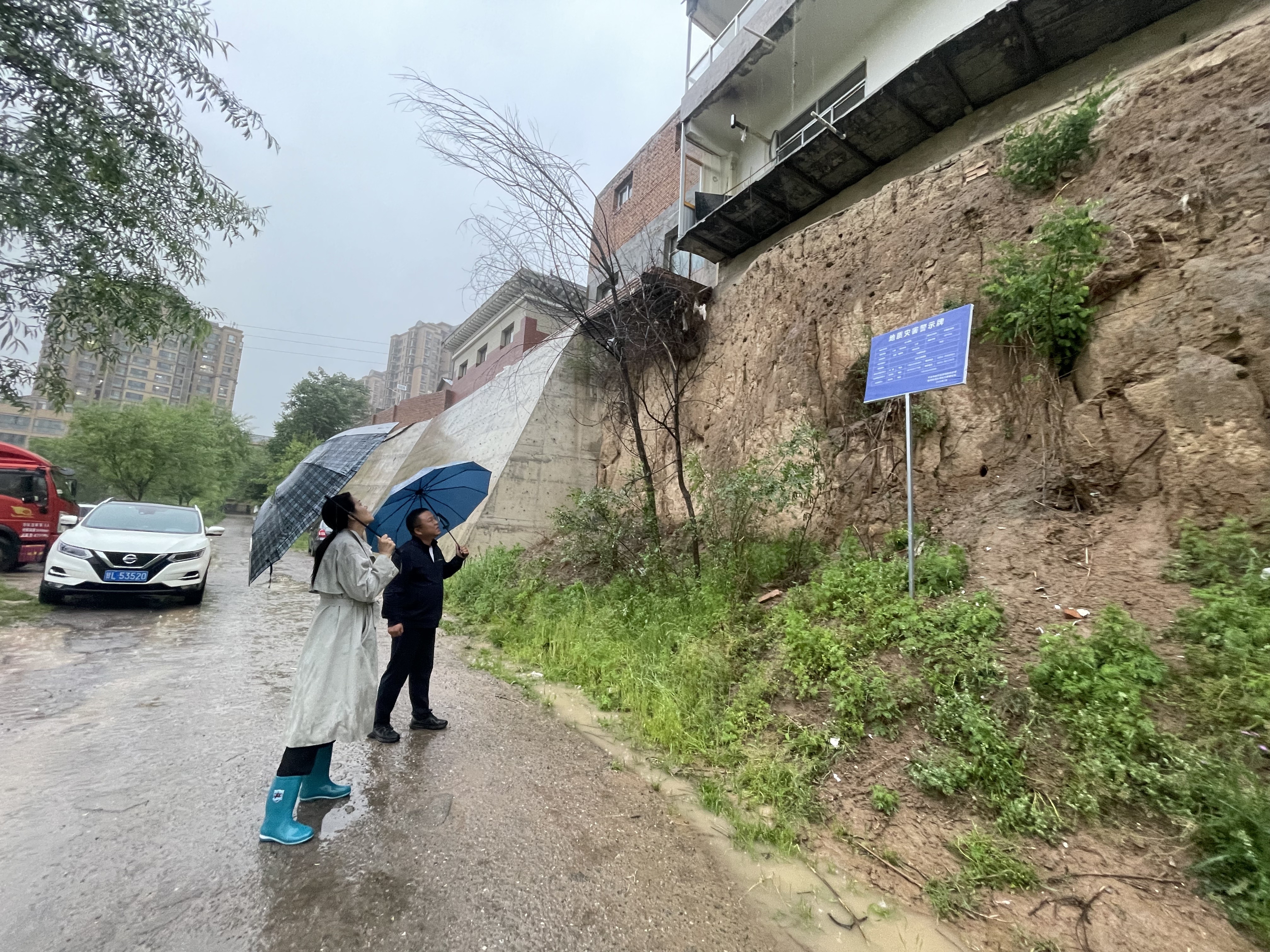 图3为西郊街道办事处干部巡查辖区地质灾害隐患点(崆峒区融媒体中心供图).jpg