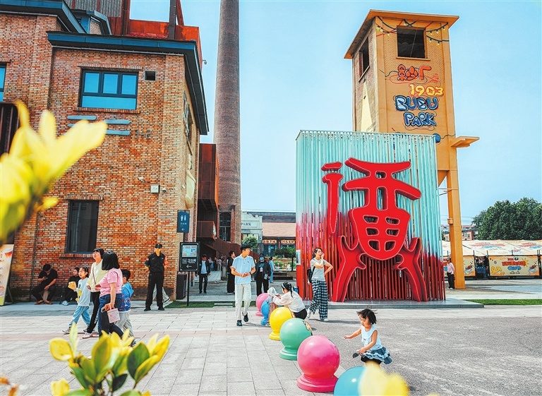 5月23日,游客在殷墟考古文旅小镇游玩,沉浸式感受传统与现代的完美融合。 记者 王铮 张琮 摄