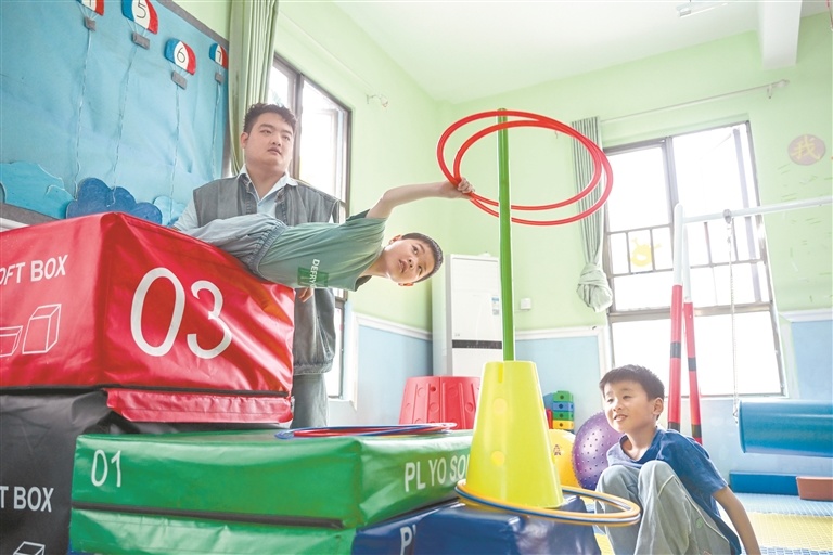 5月15日,南昌县莲塘镇星望成长乐园训练室内,老师带领孩子们进行核心力量的训练。