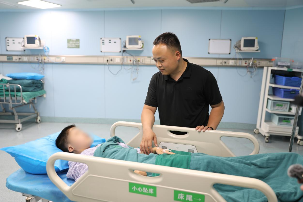 哥哥送阳阳进手术室
