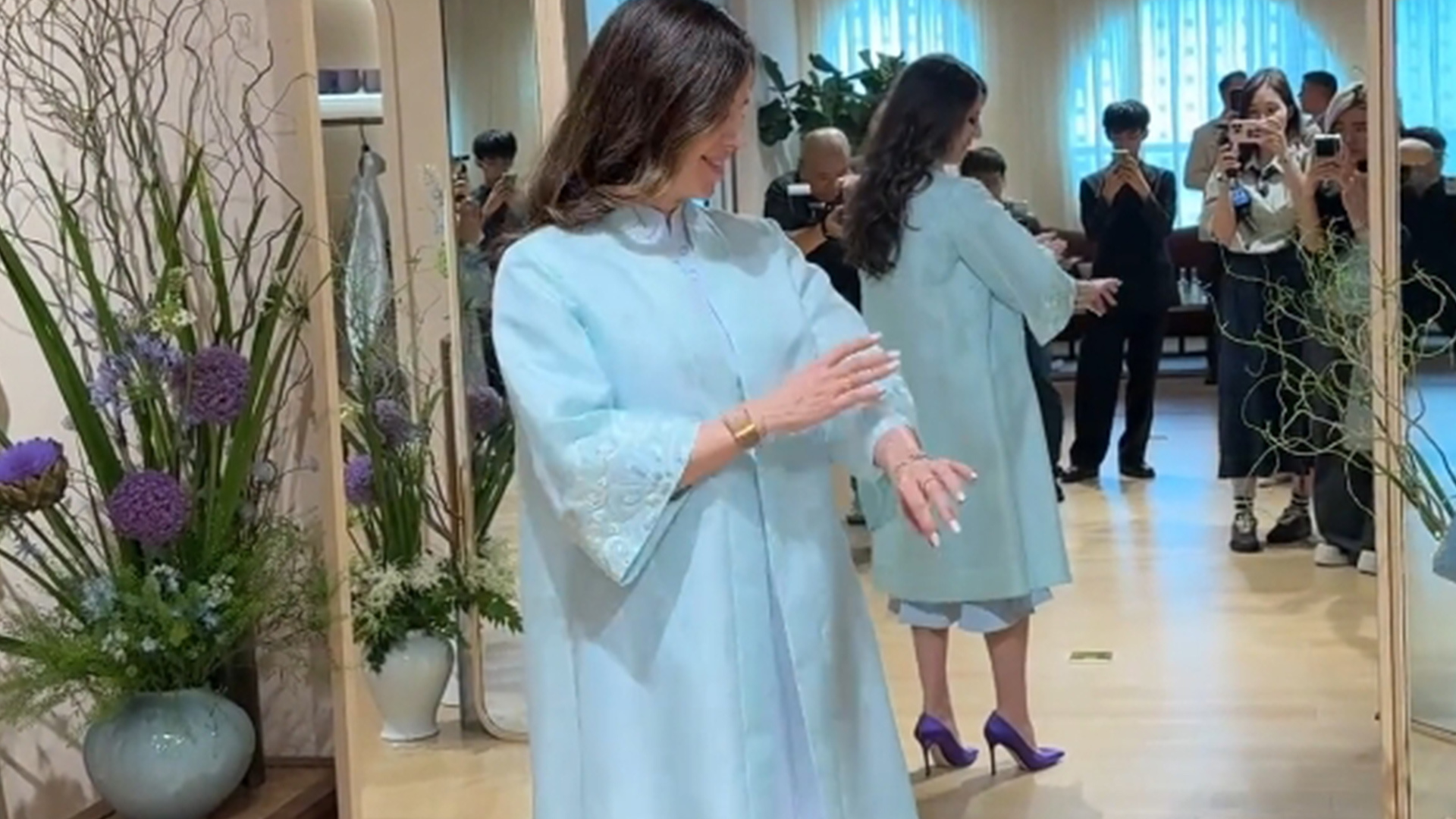 中式美学再圈粉！武契奇夫人试穿旗袍爱不释手，直呼“我太喜欢了！”“希望能在塞尔维亚办一场时装秀”