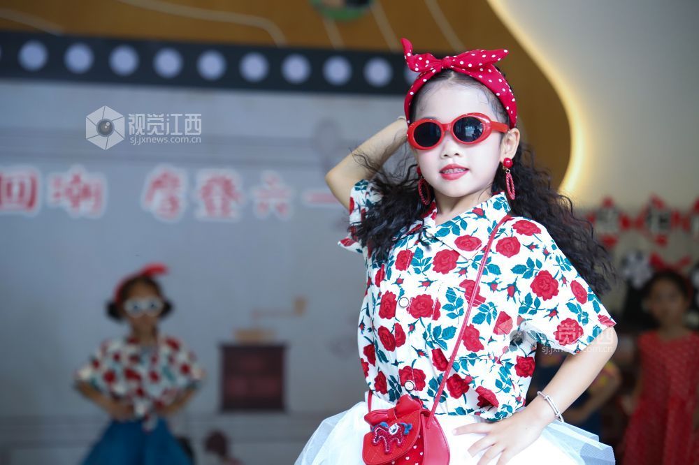 为庆祝“六一”国际儿童节,5月26日,江西省余干县第六幼儿园精心举办“复古回潮,摩登六一”儿童节活动。