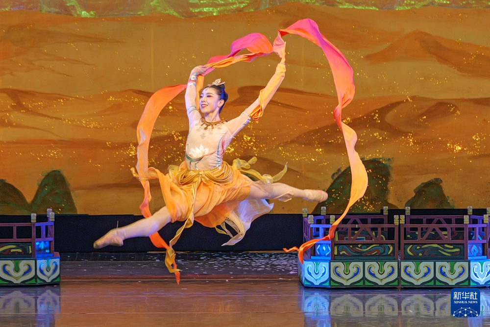 5月23日晚，在兰州音乐厅，演员在芭蕾舞剧《写意敦煌》演出结束后返场谢幕。新华社记者　刘克英　摄