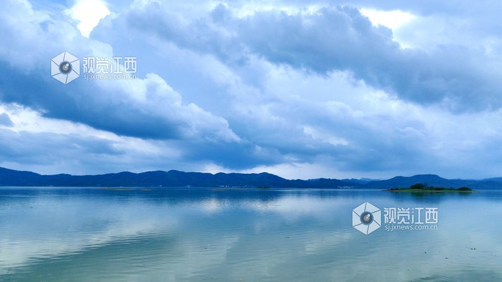 钤阳湖云浅水静,云影垂落湖面、与远山洲渚相映成趣,勾勒出清爽秀美的生态图景。