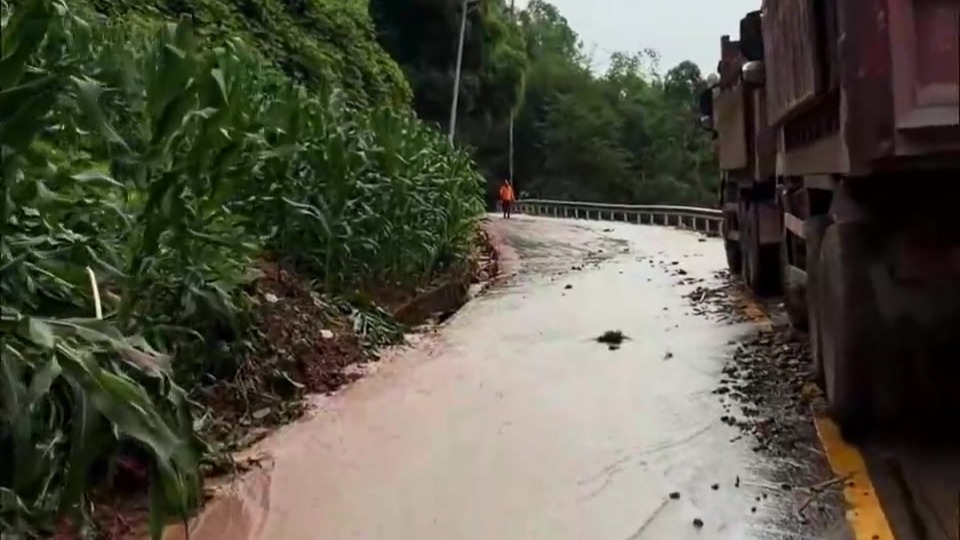 重庆暴雨救援现场：水顺着山体往下流
