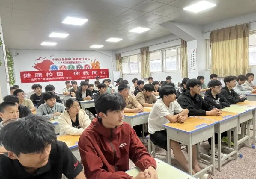 信阳市“健康教育进学校”走进市体育中学(图2)