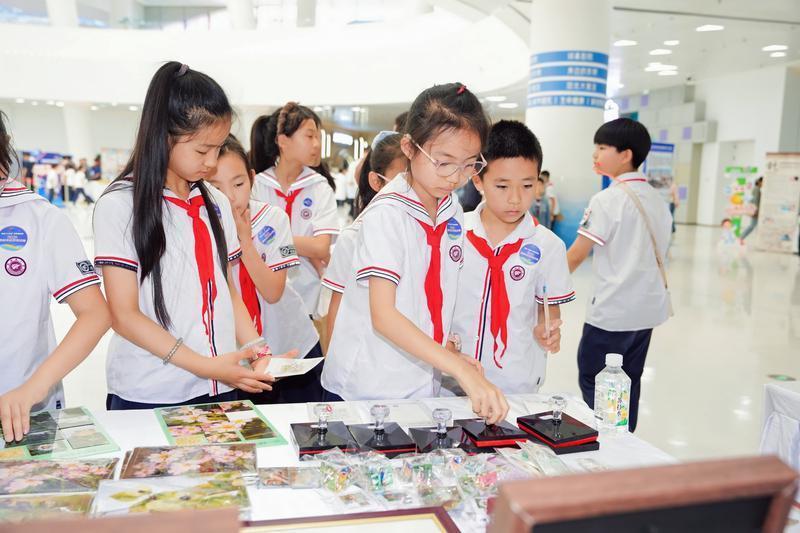 其中，市级单位组织市职工科普微视频大赛、农产品经纪人技能竞赛、“碳寻&middot;美丽西安”线上环保接力、“放心加油”计量科普行、科学健身指导“五进”等活动40余场；区县科技管理部门组织青少年航天航空创新设计挑战赛、航天农业科技节、“百年科学魂 盛世追梦人”主题巡展、数宇孪生机器人科普与成果展、“探秘科研重器&middot;走进微观世界”大型仪器平台开放等活动50余场；高校院所、科普场馆、中小学校、医疗机构组织地质课堂与寻宝大挑战、院士进校园和市科学家精神宣讲报告、“秦岭生态保护与药用资源可持续利用”科普讲座、《从“拓荒无人机”到“时空领航者”》科普视频展播、“钛”赋新机&middot;智塑未来—智能机器人材料应用专题沙龙、“习惯重塑”计划健康科普、惠民义诊等活动近100场。