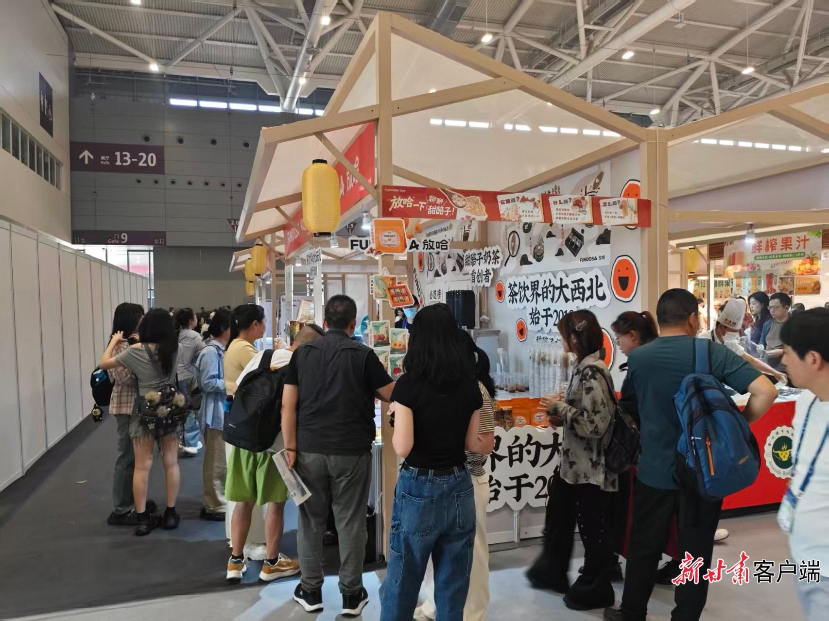 往来宾客驻足选购放哈甜胚子奶茶