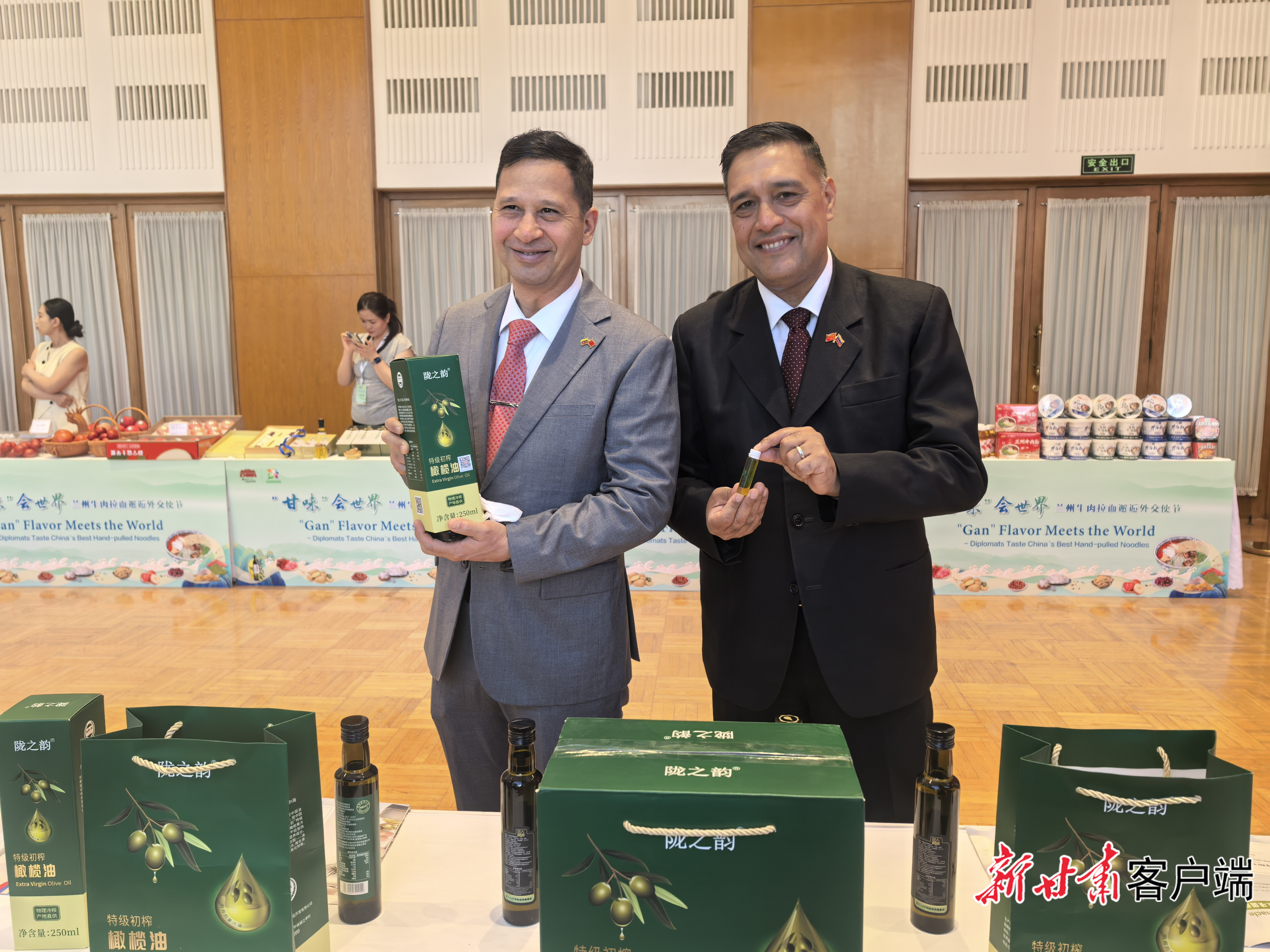 外国使节对陇南橄榄油表示赞赏
