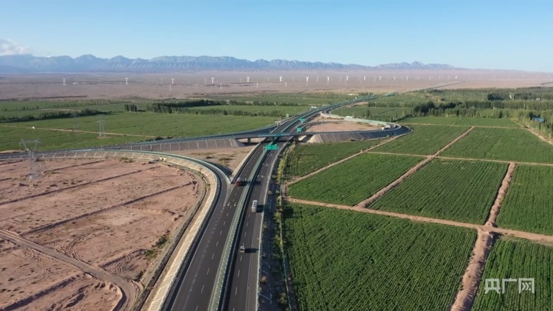 道路连通戈壁和农田 (央广网发 瓦热斯·艾海提 摄)