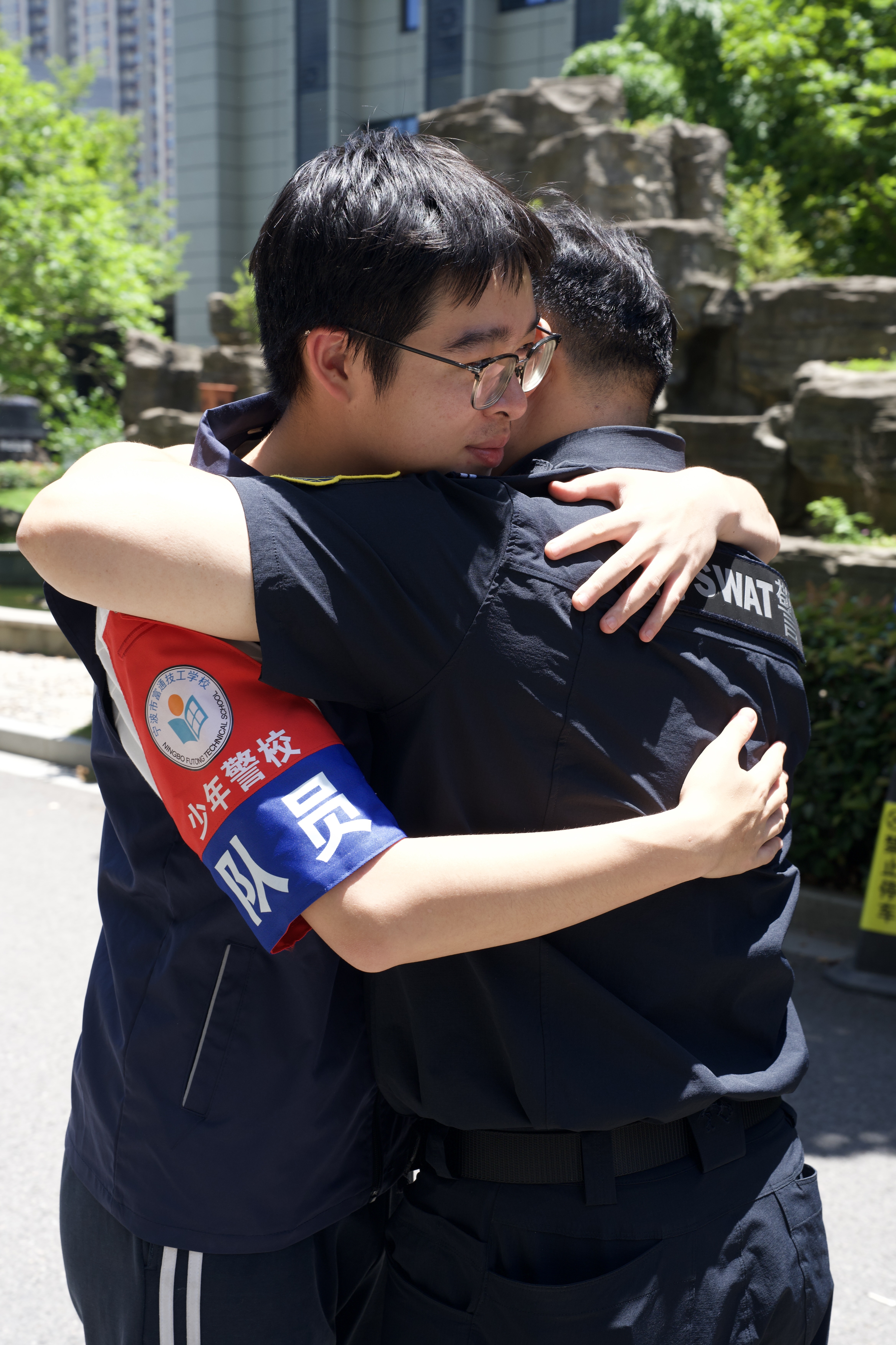 两次跨越一年的拥抱：一位少年警校学员的破茧之路