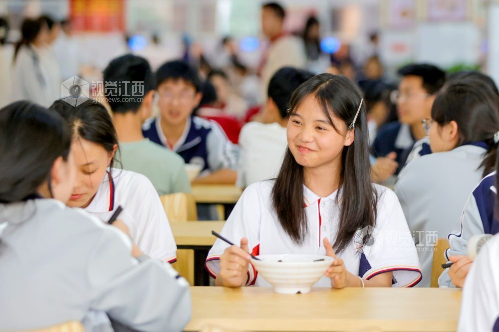 2026年6月1日，在江西省吉安市峡江县峡江中学食堂内，学生们在享用午餐。