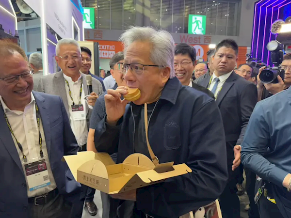 黄仁勋逛台北电脑展吃红豆饼：现场获赠一台车 价值30万元