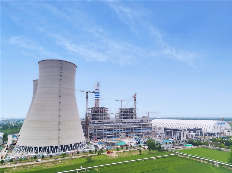 中煤永城5000MW级风光火储配综合能源基地项目加速建设。 王多 摄
