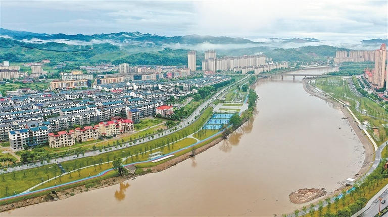 上高县：雨洗青山城似梦（图）