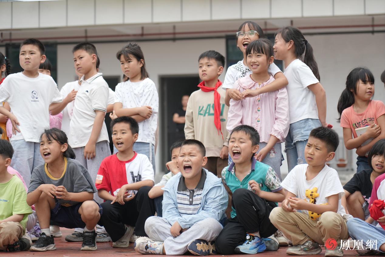 场边围观的小朋友们,为场上比拼的同学呐喊加油