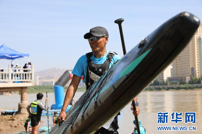 5月30日，参赛选手在3000米竞速赛比赛中抵达终点。新华网发（刘欣瑜　摄）