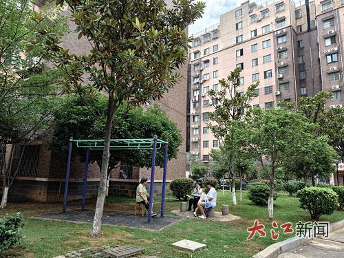 德益财苑小区的休闲广场成居民闲暇聊天的好去处。