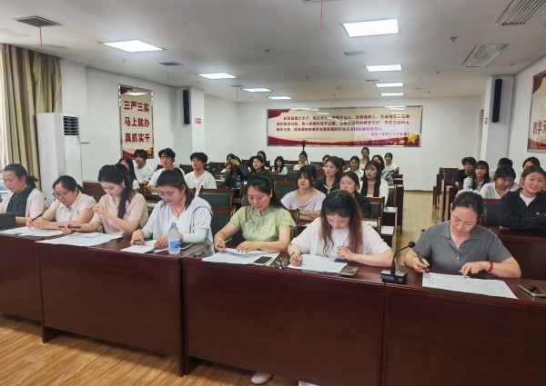 安徽中药科技学校(安徽亳州技师学院)第一届英语口语比赛圆满落幕(图1)
