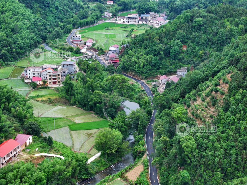 2026年6月4日，江西省吉安市泰和县老营盘镇五丰村，四好农村路穿行大山间，景美如画。