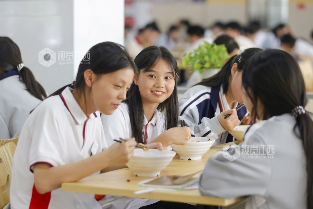 2026年6月1日，在江西省吉安市峡江县峡江中学食堂内，学生们在享用午餐。