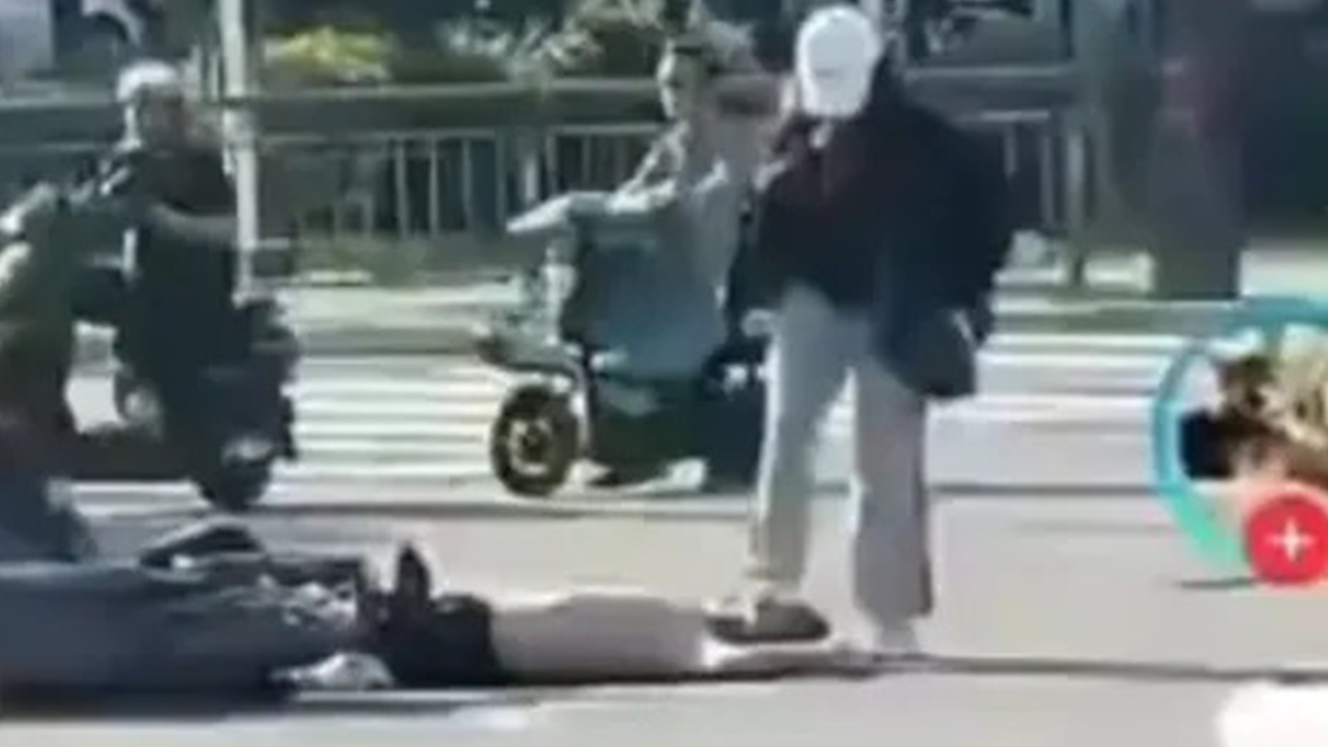河北一女子当街猛踹倒地男子头部，警方：系私人纠纷，双方认识，行驶过程中口角升级并爆发冲突，进一步侦办中