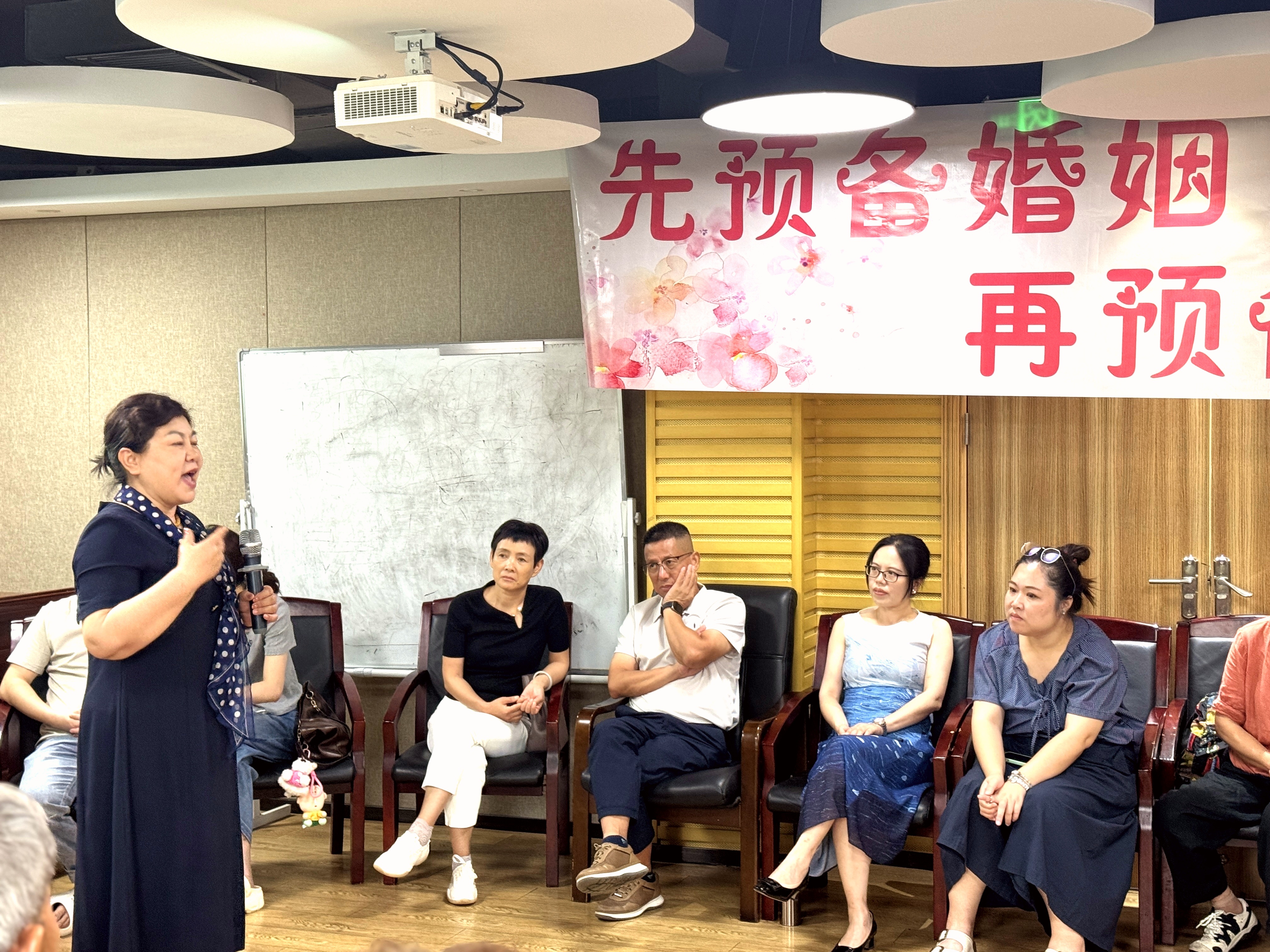 “伴爱同行&middot;赋能万家”幸福婚姻公益课  在龙塘社区开讲