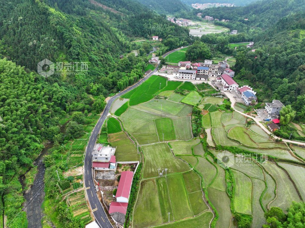 2026年6月4日，江西省吉安市泰和县老营盘镇五丰村，四好农村路穿行大山间，景美如画。江西泰和县老营盘镇积极推进四好农村路建设，改善山区群众的出行条件，助力乡村振兴发展。