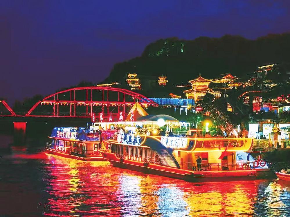 “夜游黄河”已成为游客来兰的必打卡项目