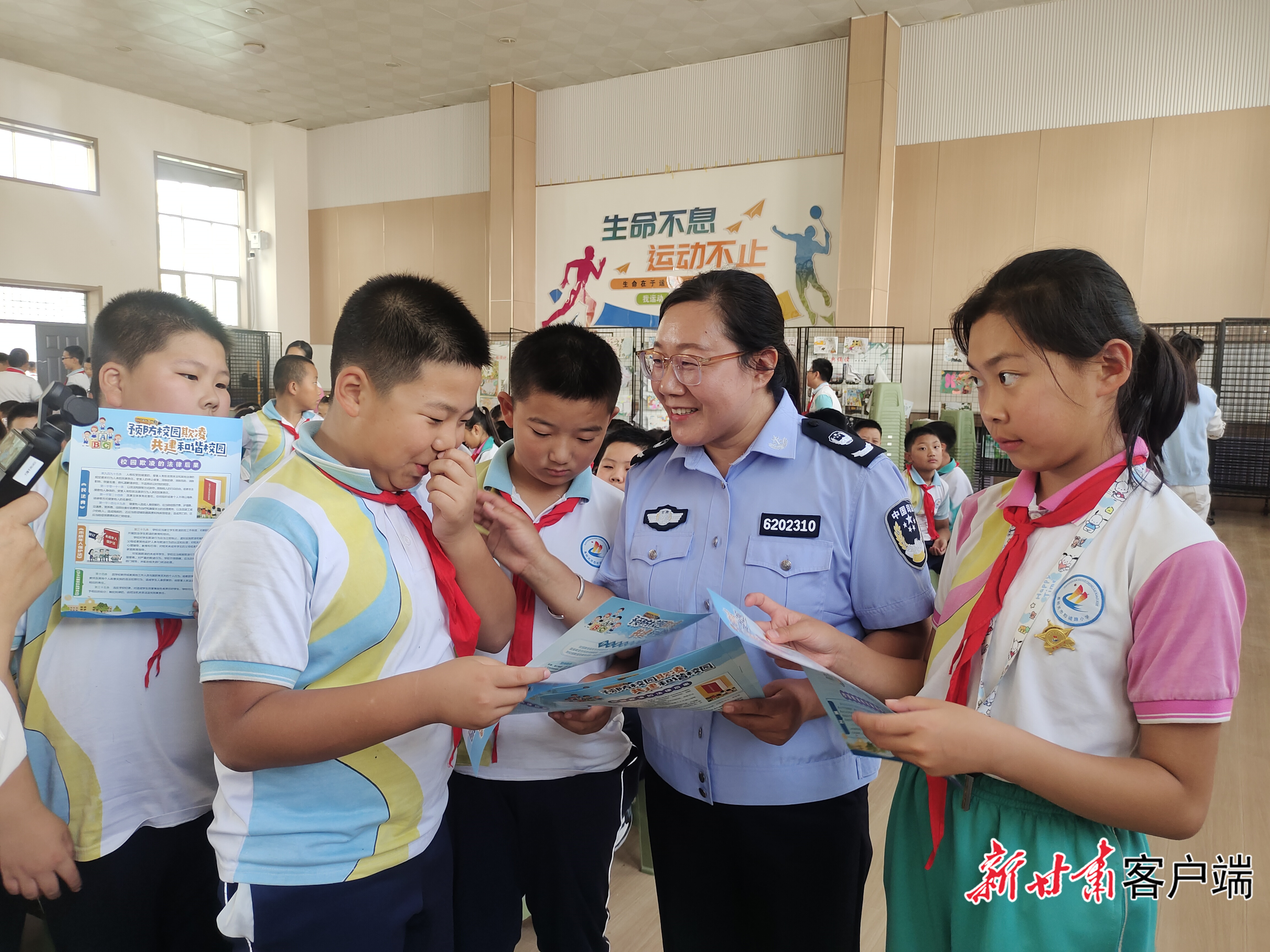 法治副校长为学生讲解法律知识
