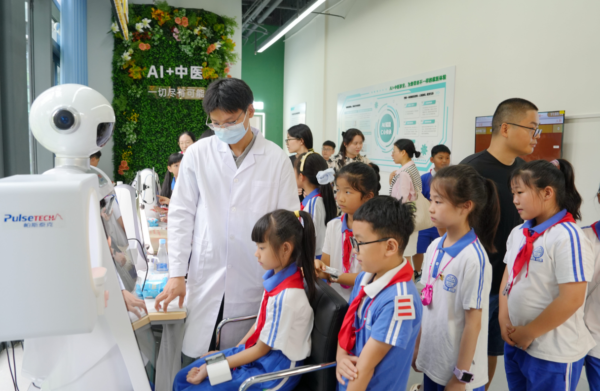全市双首创丨荟聚行业翘楚组建科普智库,龙岗依托大咖师资锚定AI鸿蒙科创育人新高地
