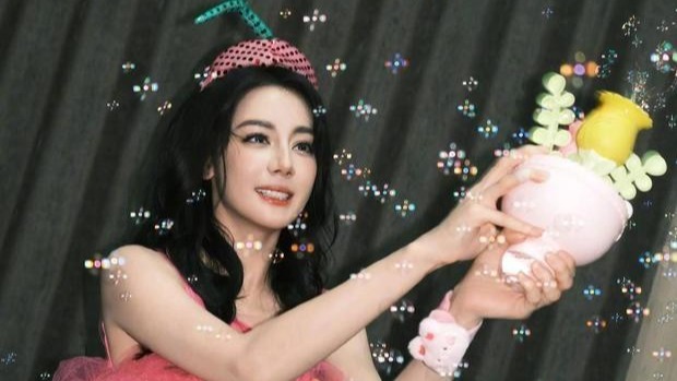 迪丽热巴晒儿童节美照 秒变“限定款小蛋糕”活力满满