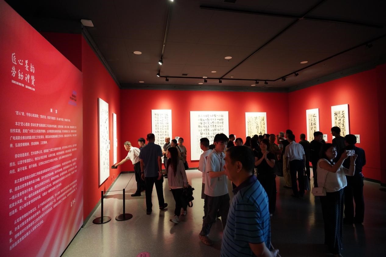 “匠心墨韵劳动礼赞”岳阳县职工书法美术作品展启幕(图1)