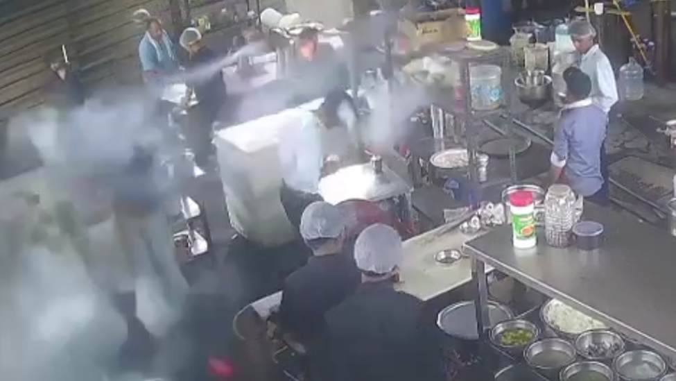 印度厨师不幸被冰箱炸死，监控拍下瞬间：碎片击中头部