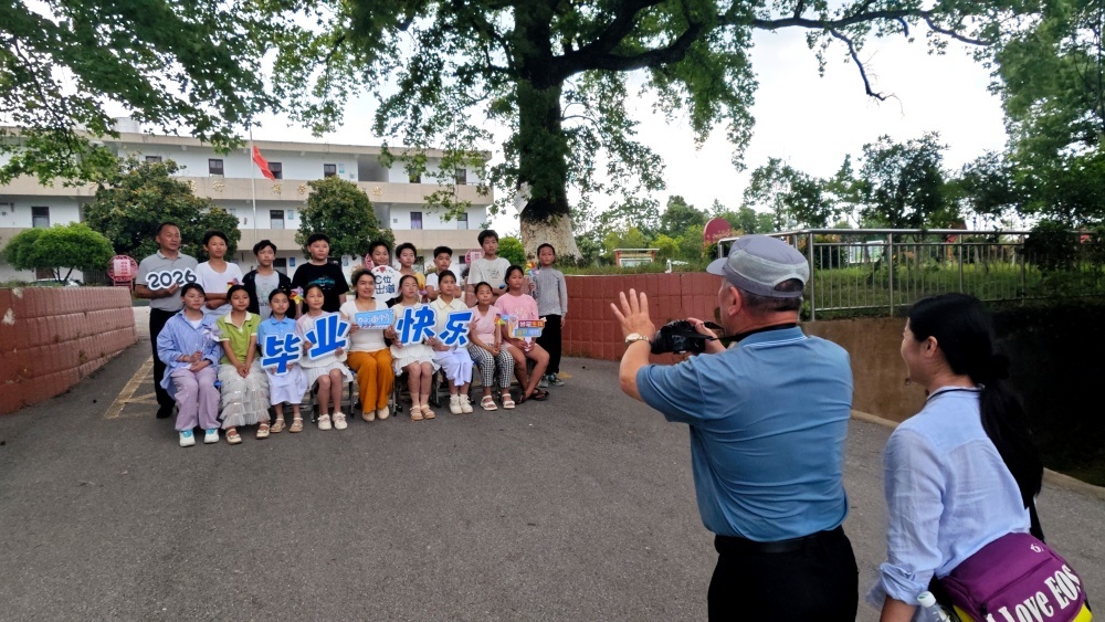 进贤县2026“时光剪影”爱心毕业照公益拍摄活动走进乡村校园