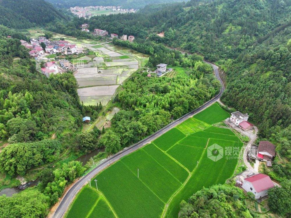 2026年6月4日，江西省吉安市泰和县老营盘镇五丰村，四好农村路穿行大山间，景美如画。