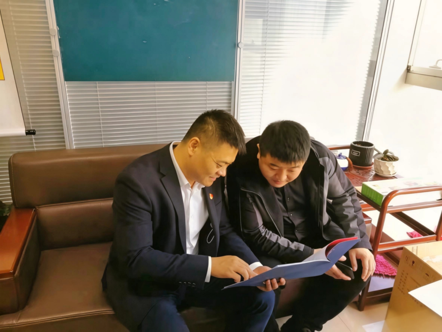图：李树禄在为客户讲解保障方案
