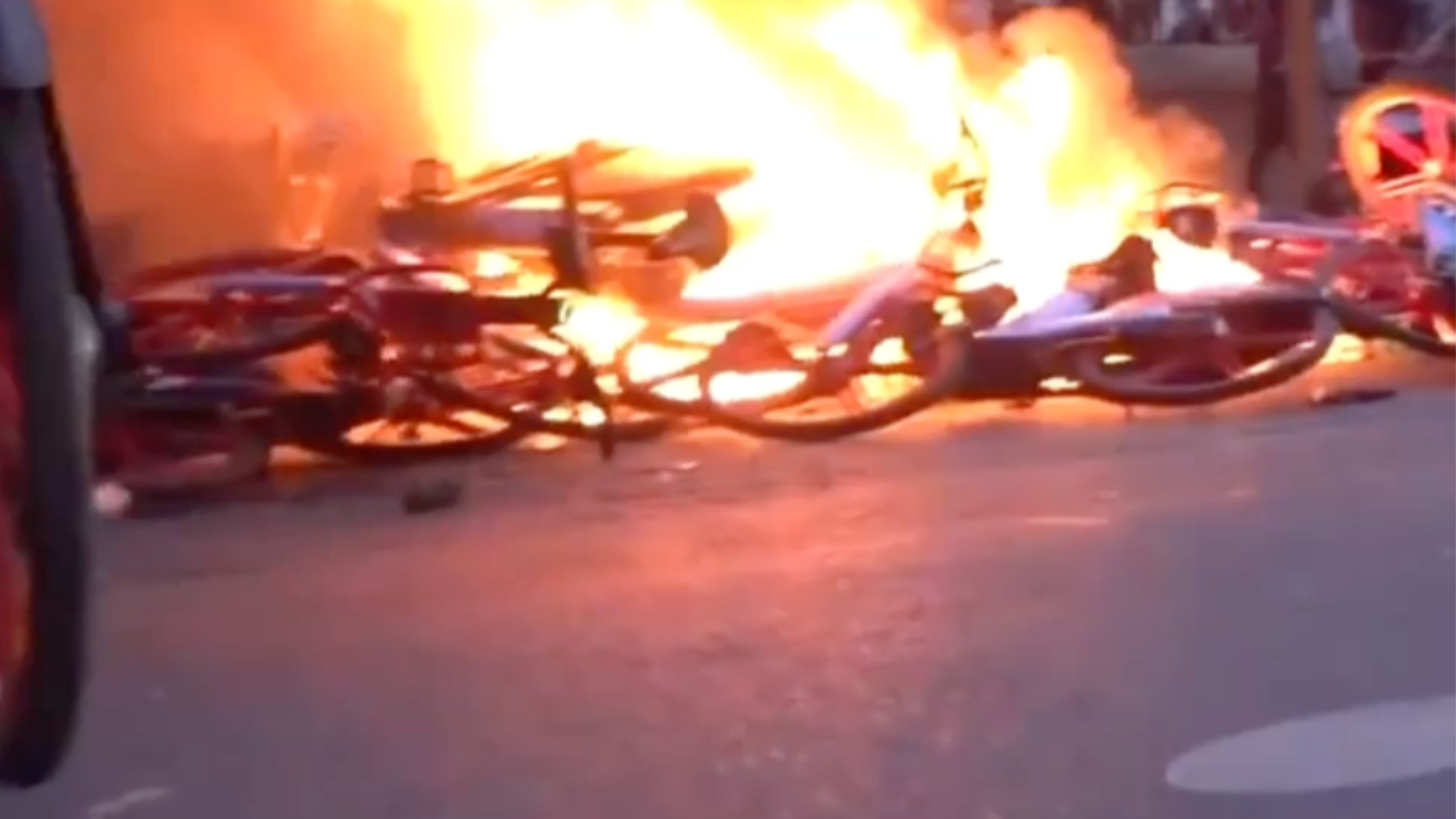 巴黎圣日耳曼连两年欧冠登顶，法国又爆发骚乱，巴黎球迷上街纵火打砸，警方出动催泪瓦斯，300余人被捕，现场烟雾弥漫、烈焰冲天