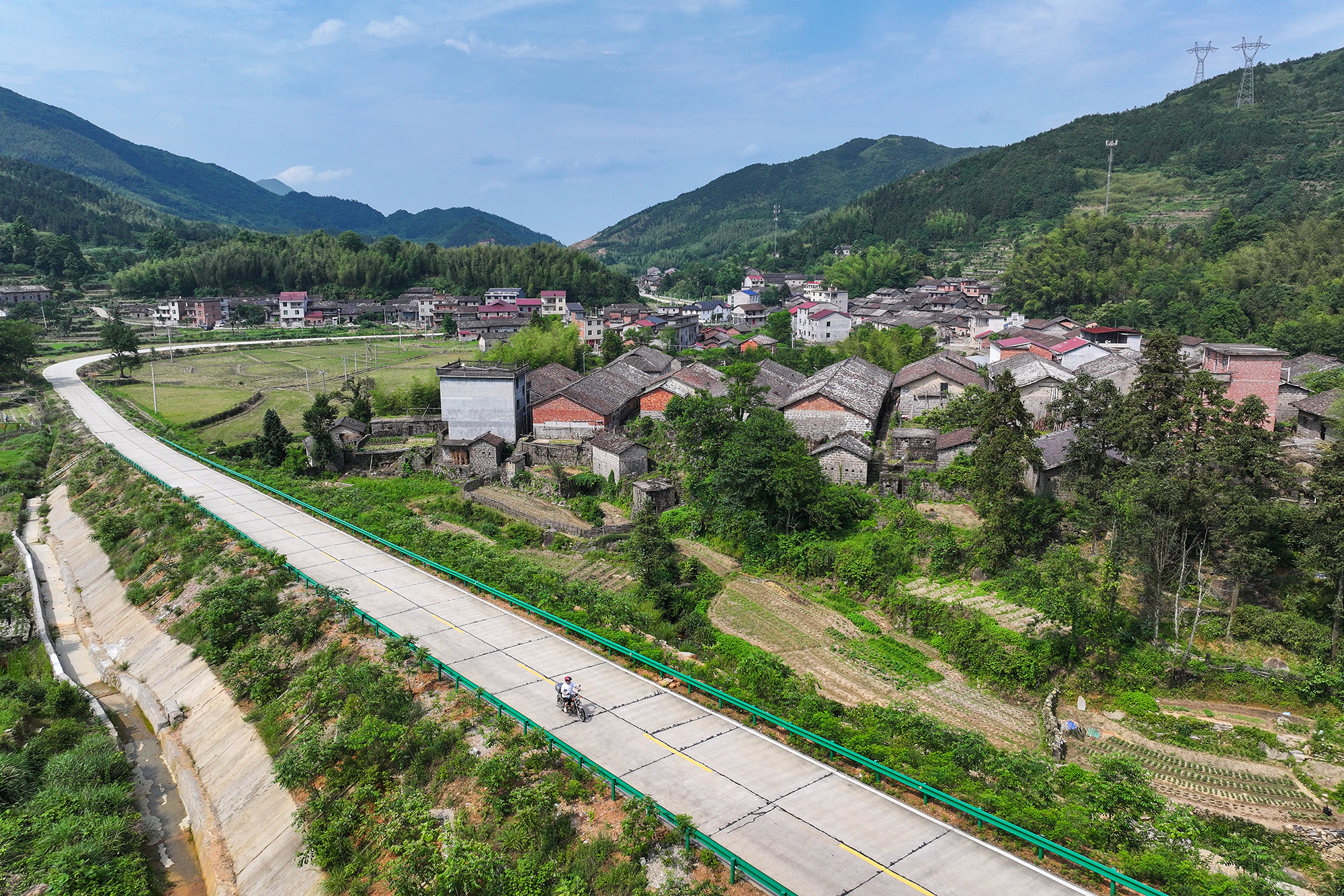 ▲新干县桃溪乡黎山村，地处大山深处，王凌玮骑着摩托车，奔走在平均海拔600多米的山村间，为村里的留守老人提供基础医疗服务。
