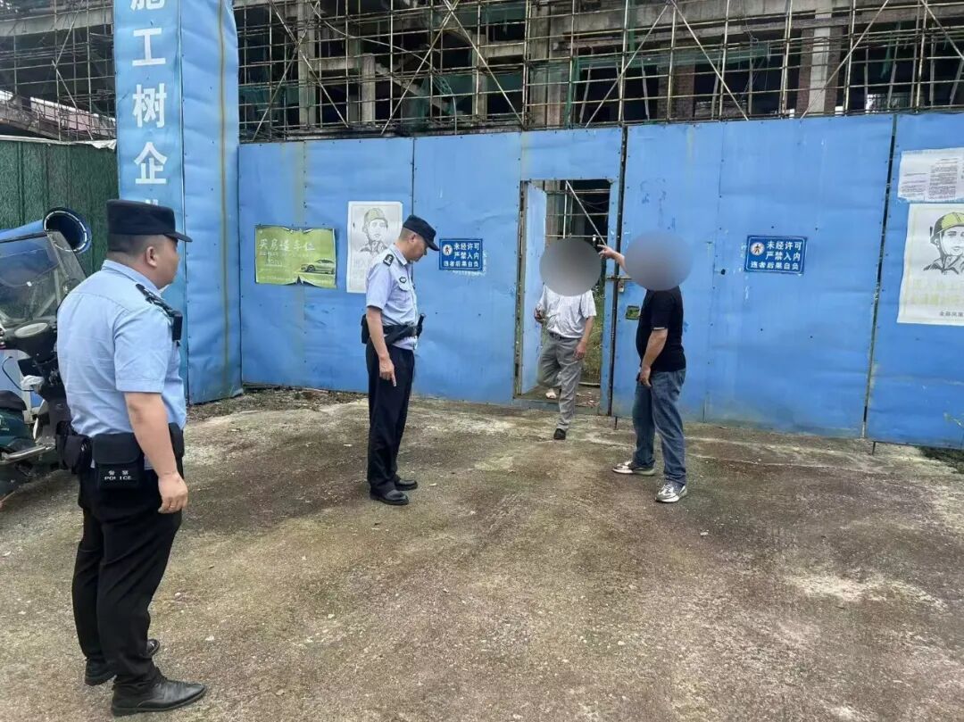 ▲民警勘查现场