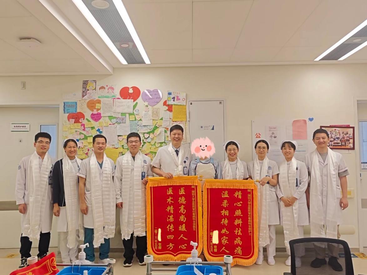 图：卓玛为全体医护人员献上锦旗与哈达